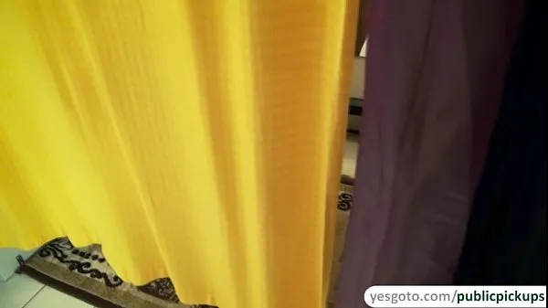 Caliente Linda amateur chupa una polla y se la follan en la tienda de ropa tubo total