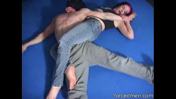 Sıcak Red headed mistress beats a masked man in a mixed wrestling toplam Tüp