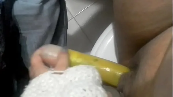 Caliente Masturbandome en el baño tubo total