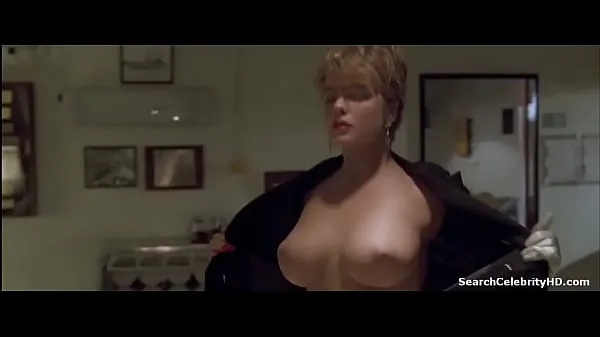 Caliente Erika Eleniak en Under Siege 1992 tubo total