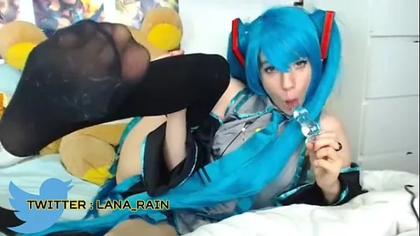 Chaud La cosplayeuse Lana Rain se baise avec un gode comme Vocaloid Tube total