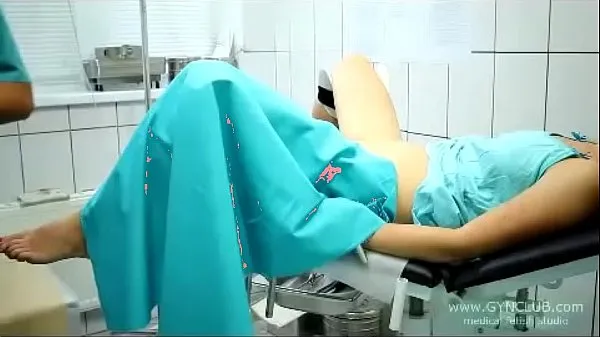 Hot beautiful girl on a gynecological chair (33 totalt rør
