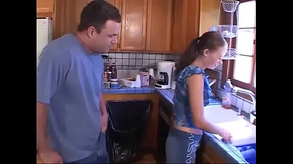 گرم He hits on her stepdaughter while she's washing dishes کل ٹیوب