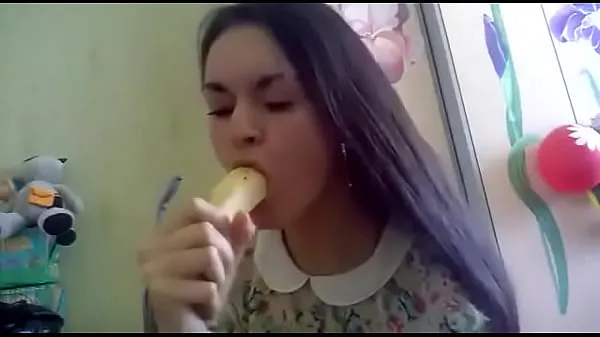 Hot La ragazza fa la sfida della banana e la manda a tutti gli amici di suo padre Tubo totale