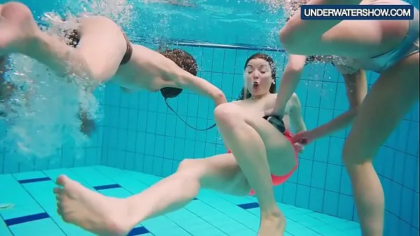 Heiße Drei heiße geile Girls schwimmen zusammenGesamtröhre