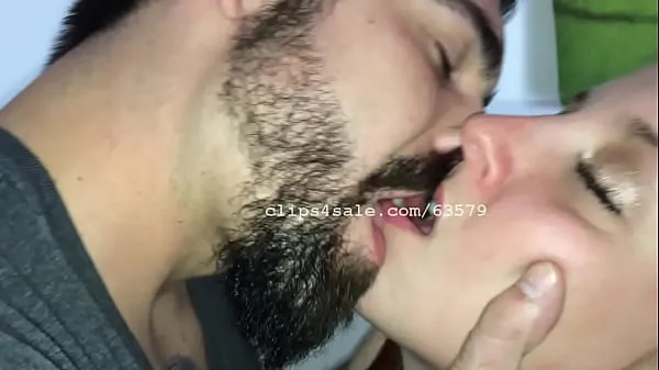 Caliente Casey y Aaron besándose Video 1 tubo total