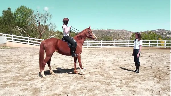 Chaud Jay Taylor et Sinn Sage, un couple de lesbiennes sexy, se touchent sur un cheval de bois Tube total