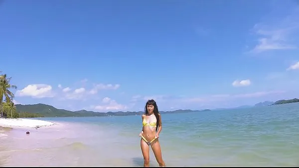 Caliente Micro bikini se burla de sexy que camina en la playa tubo total