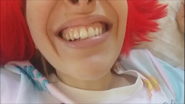 Caliente Chantal te permite explorar su boca: dientes, saliva, encías y lengua ... ¿te gustaría entrar tubo total