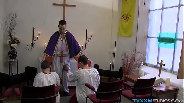 Heiße Naughty Twinks haben einen ausgeflippten Analdreier mit einem PriesterGesamtröhre