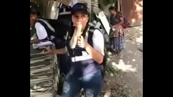 Hot La donna del censimento in Guatemala mette una banana in bocca Tubo totale