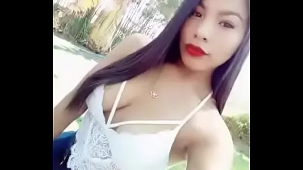 Hot Babe with rich tits Tubo totale