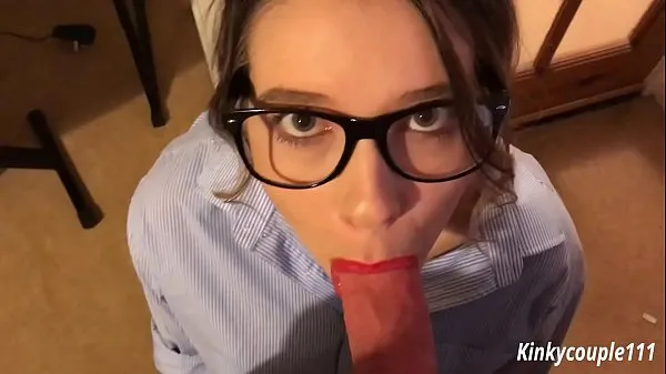 Hot Geeky Employee 1 - Il dipendente è ricattato nel succhiare il cazzo - kinkycouple111 Tubo totale