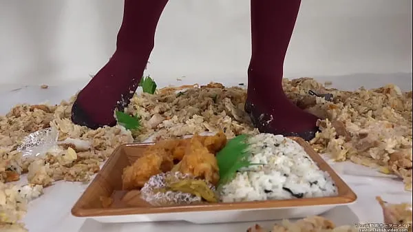 인기 총 foodcrush A woman stepping on food개 튜브