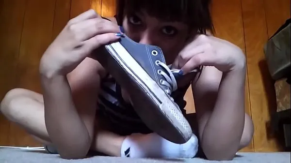 Hot La bella ragazza si toglie le converse e le calze per mostrare i suoi piedi sudati Tubo totale