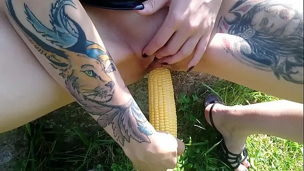 Kuuma Lucy Ravenblood fucking pussy with corn in public putki yhteensä