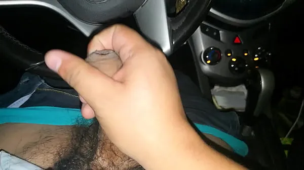 Caliente Masturbation in the car on public roads tubo total