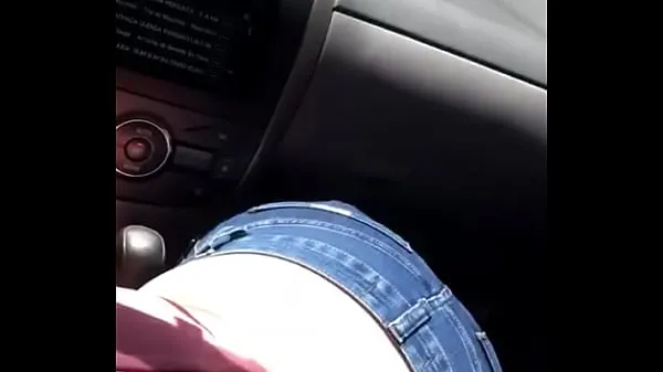 Caliente pequeña rubia chupando en el coche tubo total