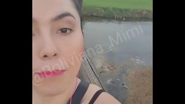 Hot Mostrando la figa ai maschi nel parco Tubo totale