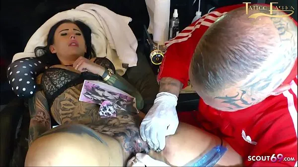 Chaud La jeune femme allemande Snowwhite se fait tatouer la chatte et suce une bite en même temps Tube total