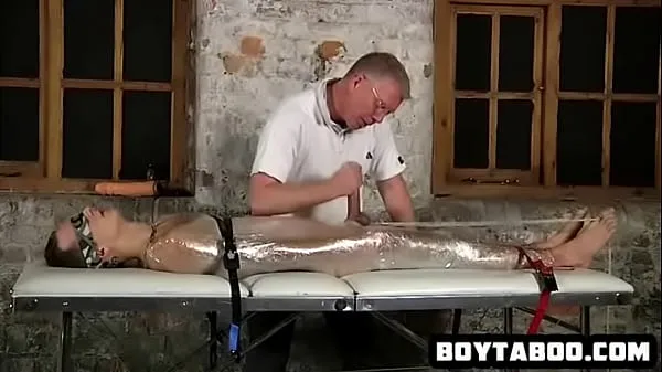 Hot Saran wrapped hunk hunk get his cock tied and tugged Tubo totale