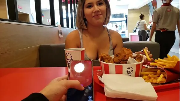 Heiße KFC öffentliche üppige Kontrolle und Creampie im BadezimmerGesamtröhre