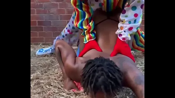 Kuuma Gibby The Clown fucks ebony in a barn putki yhteensä