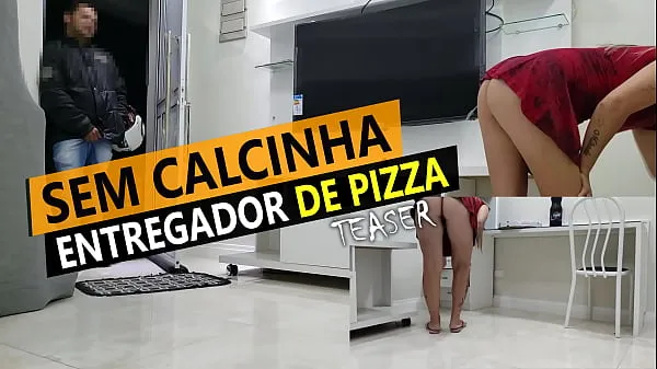 Sıcak Cristina Almeida recebendo entregador de pizza de mini saia e sem calcinha na quarentena toplam Tüp