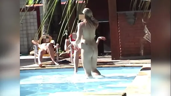 Caliente Chica finge estar usando su teléfono celular para filmar a un grupo de amigos desnudos en la piscina tubo total