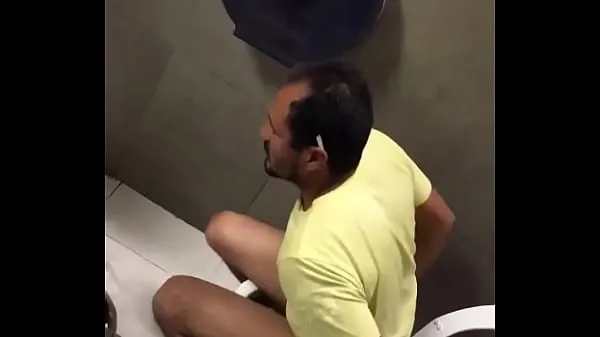 Caliente maduro en baño tubo total