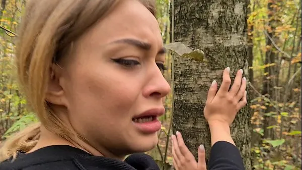 Quente maníaco louco estava olhando a garota! então ele transou com ela na floresta (Loren morango tubo total