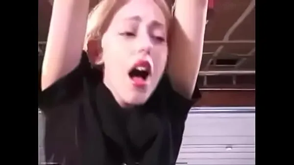 Caliente Azotando a una joven rubia esbelta tubo total