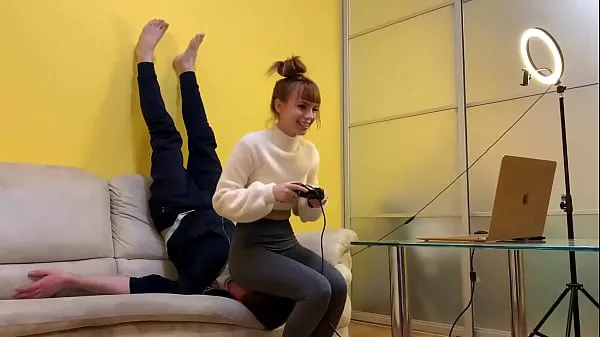 Hot Gamer Girl Kira in Grey Leggings Uses Her Chair Slave While Playing During Fullweight Facesitting (Preview totalt rör