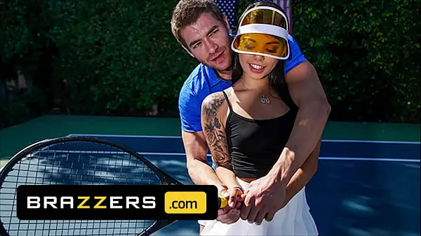 Ống Xander Corvus) Massages (Gina Valentinas) Foot To Ease Her Pain They End Up Fucking - Brazzers tổng nóng