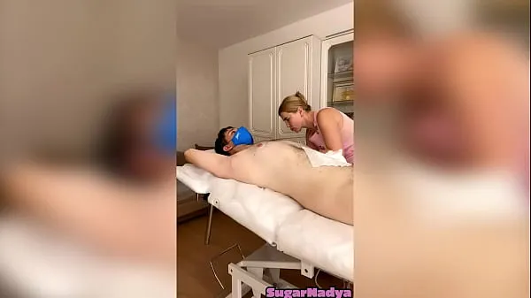 Hot Video di formazione depilazione della padrona russa, rimuove i capelli al suo cliente, non sente dolore Tubo totale