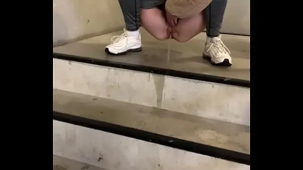 热on my birthday i'm so naughty and piss in the public stairwell总管