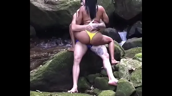 Chaud Lors d'une promenade au milieu de la forêt avec des rivières et des cascades, Dana Bueno et le combattant MMA Allan Guerra Gomes ont des moments de pur plaisir, de sexe et d'affection (Complet in X Videos Red Tube total