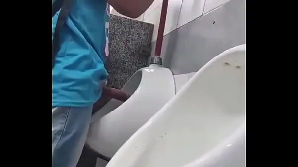 Caliente Hombres heterosexuales cachondos viendo rollos en el orinal del baño del centro comercial tubo total