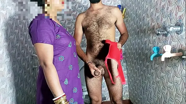 Caliente Madrastra atrapada sacudiendo la polla en sujetador-bragas en el baño y luego le lamieron el coño - Porno en clara voz hindi tubo total