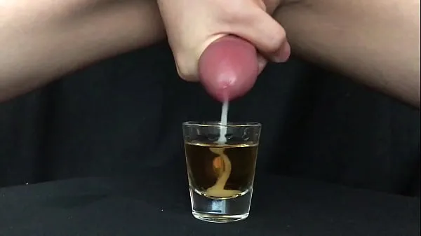 Chaud Ejaculation dans un verre à liqueur de whisky Tube total