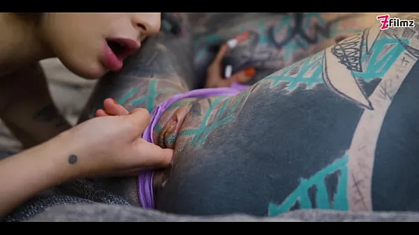 گرم Tattoo Lesbians enjoy ANAL play and practice big GAPES - ATM, big dildo, prolapse licking (punk, goth, alt porn) ZF023 کل ٹیوب