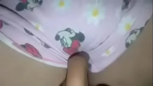 Caliente Una chica con un coño precioso, follable, se deja correr en su coño, le lame el coño hasta que se retuerce al máximo, la polla es muy excitante tubo total