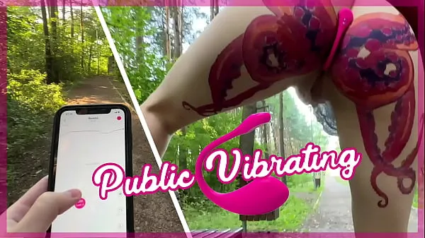 Caliente Hermanastro enciende de forma remota el exuberante vibrador lovense en el coño de su hermanastra al máximo en un parque público al aire libre tubo total