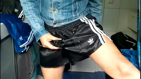 Gorąca Cumshot Infinity in Shiny Satin Shorts całkowita rura