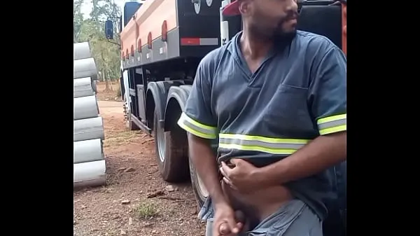 Vroča Worker Masturbating on Construction Site Hidden Behind the Company Truck skupna cev